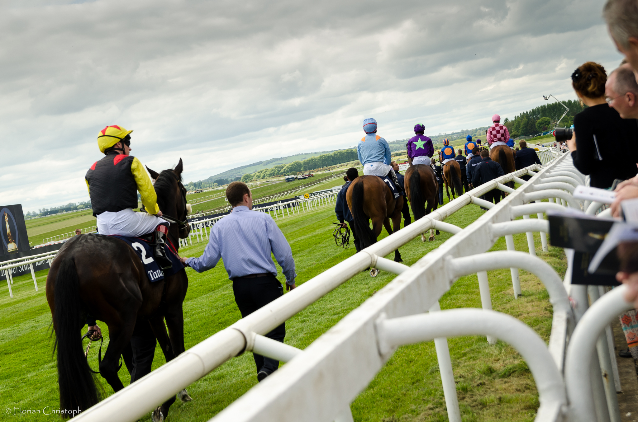 2000 Guineas Field going to post
